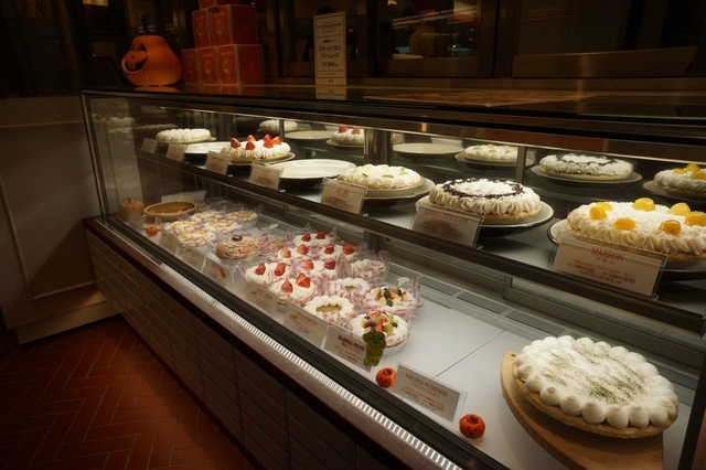 ケーキのショーケース.JPG