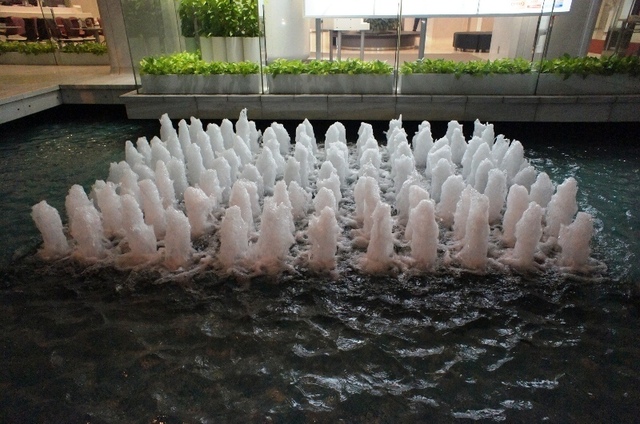 ヤクルトホールの噴水.JPG
